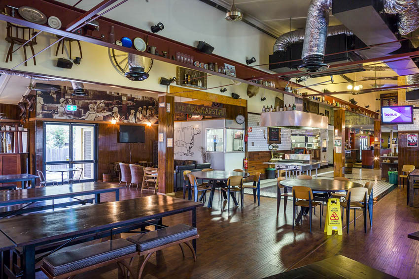 Lucky Australian_JLL_03_30w