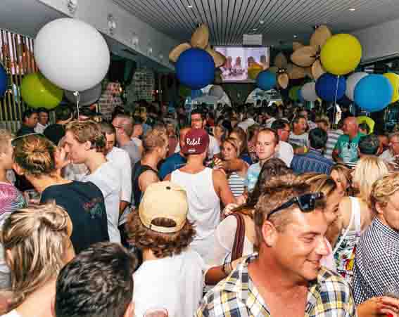 Collaroy crowd)_adj_crpsq_LR