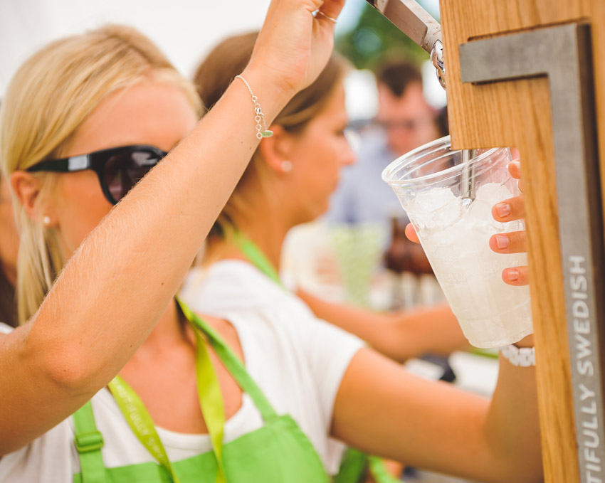 Rekorderlig girl pulling draught_crpsq_LR