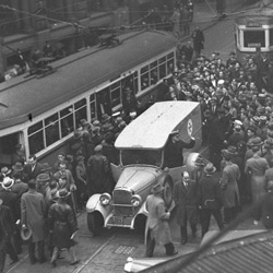 Kings Cross, circa 1935 – Ted Hood. Image courtesy New South Wales State Library